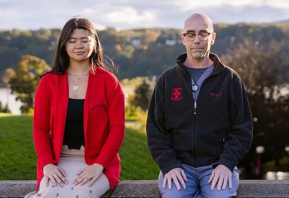 Allan Tibbetts and student participant from Train Your Brain Course practicing mindful breathing outside the Marist Rotunda. Photo by Nelson Echeverria/OG体育平台.